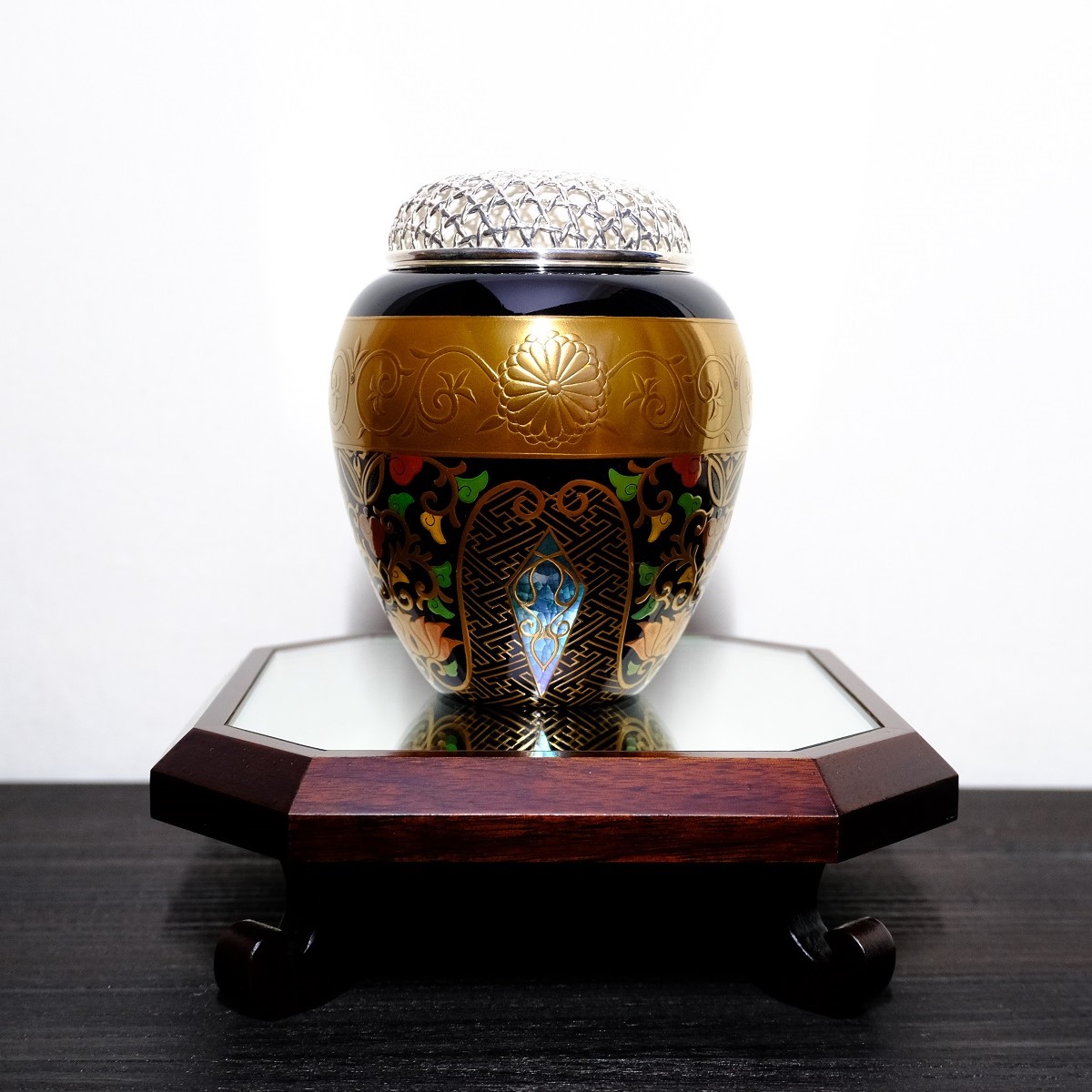 色絵唐草文香炉 精磁会社製「色絵鳳凰花唐草文透彫大香炉」（1879～97年頃・個人